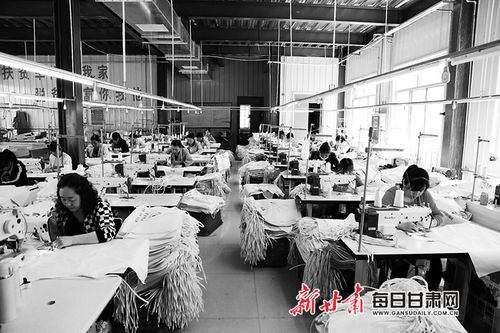 陇西县文峰镇东西部扶贫协作服饰加工扶贫车间员工在加工床上用品